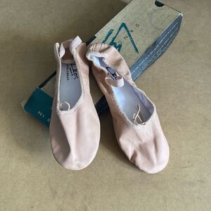 Leo's Dancewear Protege Pink Ballet Flats Style 045 Size 4.5